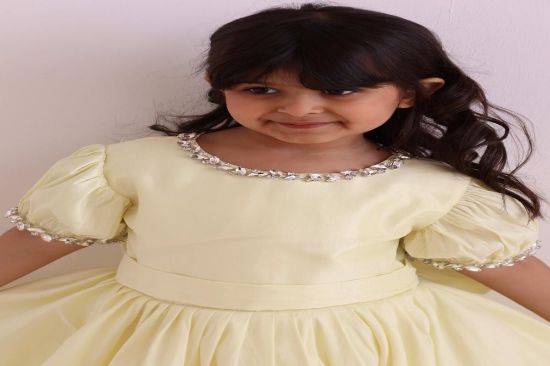 صورة فستان سهرة ليموني نفاش مع فينكه كبيره في الظهر